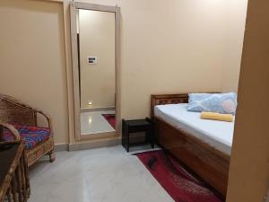 Łóżko lub łóżka w pokoju w obiekcie GOVARDHAN HOME STAY ( Munna )