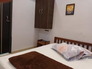 un letto con due cuscini sopra in una camera da letto di GOVARDHAN HOME STAY ( Munna ) a Guwahati