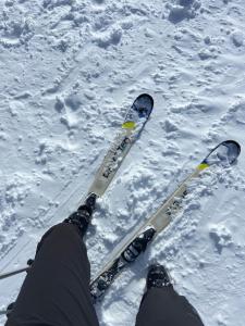 een persoon staat op ski's in de sneeuw bij Casa Silente in Bariloche