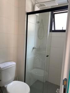 ein Bad mit einer Dusche und einem WC in der Unterkunft Studio Batel in Curitiba
