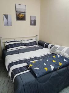 Postel nebo postele na pokoji v ubytování Homestay Hulu Langat Riverview with POOL BBQ beside RIVER Netflix Village Vibes WiFi Free