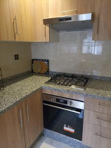 a kitchen with a stove and a counter top at Appartement luxueux proche de tout in Fez