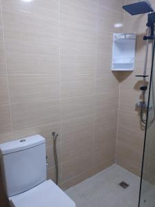 a bathroom with a toilet and a shower at Appartement luxueux proche de tout in Fez