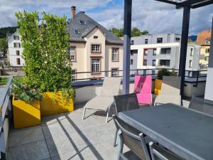 patio con mesa y sillas en el balcón en Attic pour 4 personnes en Munster