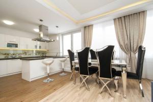Kuchyň nebo kuchyňský kout v ubytování Deluxe Apartman Nivy