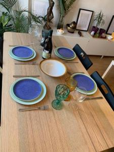 una mesa de madera con placas azules y blancas. en Harmony room málaga piso compartido, en Málaga