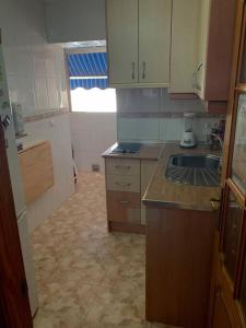 una cocina con fregadero y encimera en Harmony room málaga piso compartido, en Málaga 2 fotos más