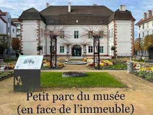 een groot huis met een bord ervoor bij Appart'Hotel Le Maréchal - 3 frontières & Netflix in Huningue
