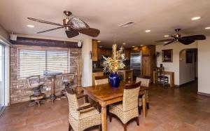 Un comedor con mesa y sillas de madera. en Desert Oasis, Winter Dream Come True!, en Lake Havasu City
