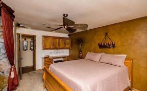 Un dormitorio con una cama y un ventilador de techo. en Desert Oasis, Winter Dream Come True!, en Lake Havasu City 26 fotos más