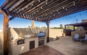 patio con parrilla y cocina al aire libre en Desert Oasis, Winter Dream Come True!, en Lake Havasu City