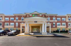 un gran edificio con un cenador frente a él en Extended Stay America Suites - Washington, DC - Gaithersburg - South, en Gaithersburg