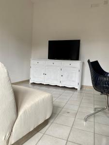 een woonkamer met een bank en een flatscreen-tv bij Books art and wine Cicciano in Cicciano