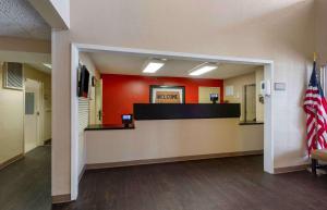 eine leere Lobby eines Krankenhauses mit amerikanischer Flagge in der Unterkunft Extended Stay America Suites - Dallas - Plano Parkway in Plano