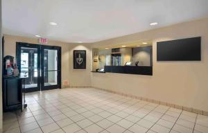 Extended Stay America Select Suites - New Orleans - Airport的电视和/或娱乐中心