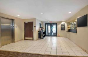 Extended Stay America Select Suites - New Orleans - Airport的电视和/或娱乐中心