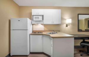 Extended Stay America Select Suites - New Orleans - Airport的厨房或小厨房