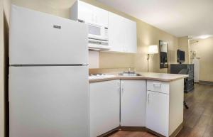 Extended Stay America Select Suites - New Orleans - Airport的厨房或小厨房
