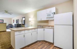 Extended Stay America Select Suites - New Orleans - Airport的厨房或小厨房