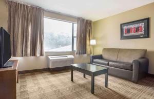 Extended Stay America Select Suites - New Orleans - Airport的电视和/或娱乐中心