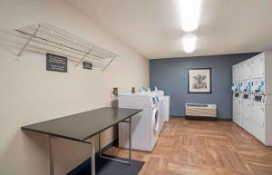 Extended Stay America Select Suites - New Orleans - Airport的厨房或小厨房