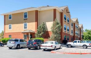 un estacionamiento con autos estacionados frente a un edificio en Extended Stay America Suites - Reno - South Meadows en Reno