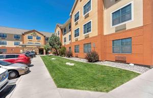 un edificio con coches estacionados en un estacionamiento en Extended Stay America Suites - Reno - South Meadows en Reno