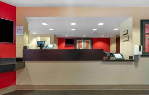 un vestíbulo con caja registradora y paredes rojas en Extended Stay America Suites - Santa Rosa - North, en Santa Rosa