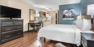 um quarto de hotel com uma cama grande e uma secretária em Extended Stay America Premier Suites - San Francisco - Belmont em Belmont