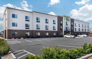 a large building with cars parked in a parking lot at Extended Stay America Premiere Suites - Ukiah in Ukiah