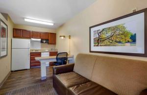 a living room with a couch and a kitchen at Extended Stay America Suites - Phoenix - Airport - E Oak St in Phoenix