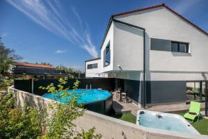 una casa con piscina nel cortile posteriore di VILLA VERONIQ z bazenom & jacuzzi a Soline