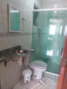 W łazience znajduje się prysznic, toaleta i umywalka. w obiekcie Tupi - Praia Grande w mieście Praia Grande