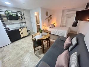 una sala de estar con un sofá y una mesa en Apartamentos Los Cabezuelos, Dream Views, en Arcos de la Frontera