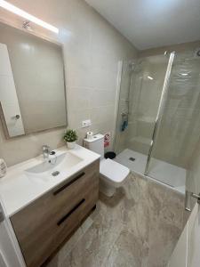 Un baño de Apartamentos Los Cabezuelos, Dream Views
