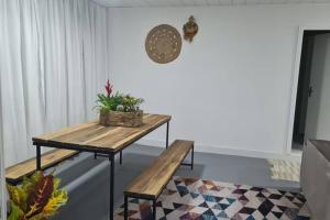 sala de estar con mesa y banco en Casa da Miss, en Florianópolis