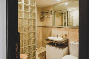 uma casa de banho com um lavatório, um WC e um espelho. em Magnifiaue appart em Marrakech