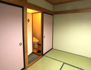 Habitación vacía con baño con aseo en Oyado Uchidaya, en Nozawa Onsen