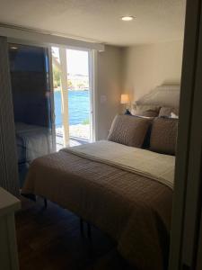 um quarto com uma cama e vista para o oceano em Margaritaville at River Lodge! Right on the river! 