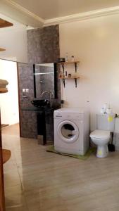 La salle de bains est pourvue de toilettes et d'un lavabo. dans l'établissement Chez Billy, Villa moderne avec piscine privé, à Agadir