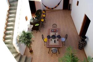 - une vue de tête sur une chambre avec une table et des chaises dans l'établissement Chez Billy, Villa moderne avec piscine privé, à Agadir