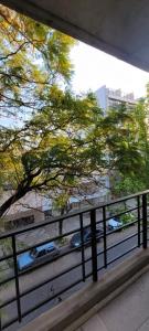 d'un balcon avec vue sur un arbre. dans l'établissement Departamento amoblado en centro de Rosario, à Rosario
