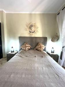 ein Schlafzimmer mit einem großen Bett mit zwei Nachttischen in der Unterkunft Escape to paradise in Marrakesch