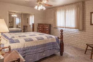 1 dormitorio con 1 cama y ventilador de techo en Moovalya Keys Riverfront! Room for all!, en Parker