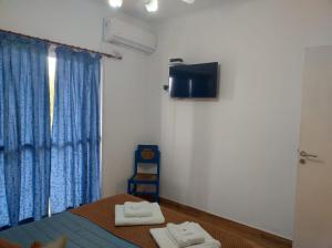 a bedroom with a bed with two towels on it at Sol Pampa in Concordia