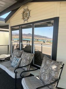 哈瓦苏湖城Paradise Pointe on the Island boat dock and view!的一个带沙发和椅子的门廊