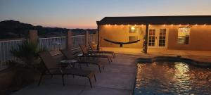 Bazén v ubytování Parker Strip pool house with game room! nebo v jeho okolí