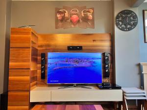 een flatscreen-tv op de top van een entertainment center bij luxury house in Istanbul