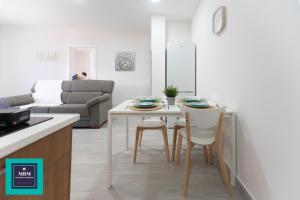 eine Küche und ein Wohnzimmer mit einem Tisch und Stühlen in der Unterkunft Mara 2 Playa del Burrero junto al mar, wifi gratis in Ingenio
