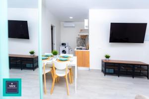 ein Wohnzimmer mit einem Esstisch und einem TV in der Unterkunft Mara 2 Playa del Burrero junto al mar, wifi gratis in Ingenio